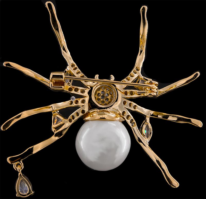 Brosche Spinne goldfarben mit Perle als Körper und vielen weissen Strass Steinen BR046 unten